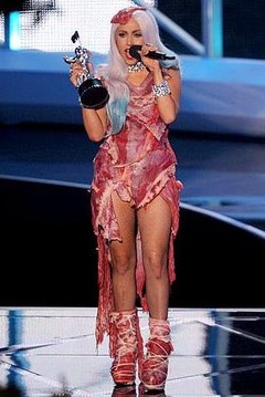 Леди Гага в мясном платье 2010