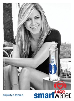 Дженифер Энистон снялась в вирусной рекламе питьевой воды