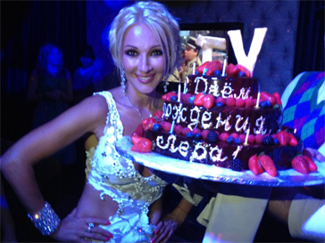 Лера Кудрявцева отпраздновала День Рождения на бордюре