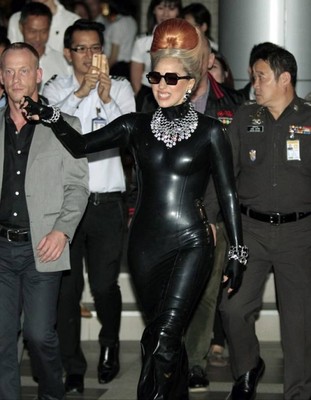 «Резиновая» Леди Гага прилетела в Бангкок