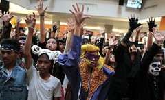 Фанаты Леди Гаги, не попавшие на концерт в Индонезии, устроили флешмоб 