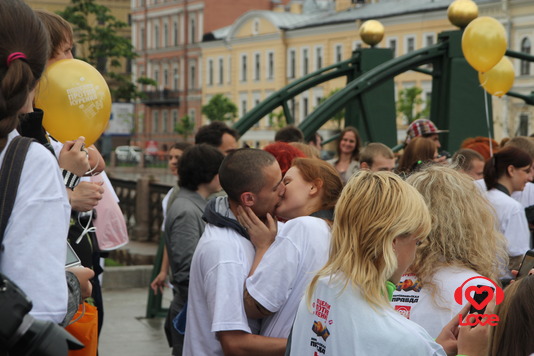 17 июня Питер страстно целовался против курения