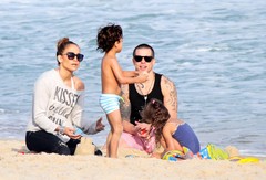 Дженнифер Лопес и Каспер Смарт устроили семейный отдых на пляже 