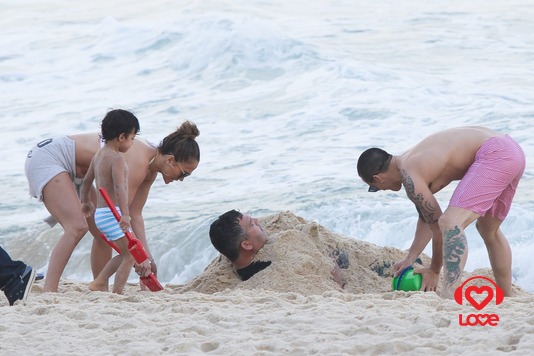 Дженнифер Лопес и Каспер Смарт устроили семейный отдых на пляже 