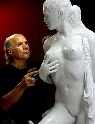 Скульптура обнаженной Анастасии Волочковой