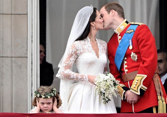 Принц Великобритании Уильям целует свою уже жену Кейт