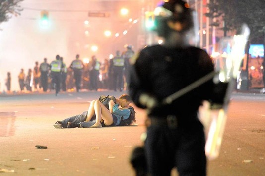 Знаменитая фотография, сделанная во время хаоса на улицах Ванкувера