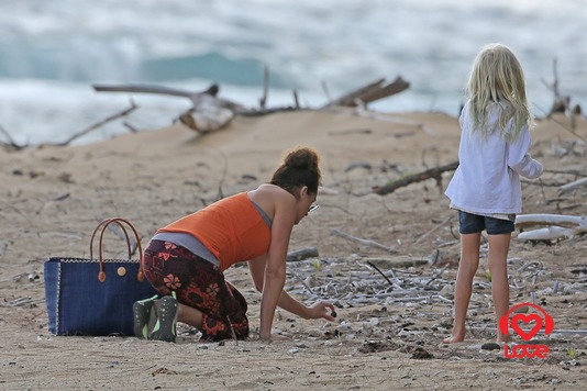 Джулия Робертс с дочерью на гавайском пляже