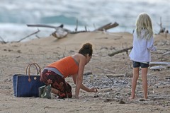 Джулия Робертс с дочерью на гавайском пляже