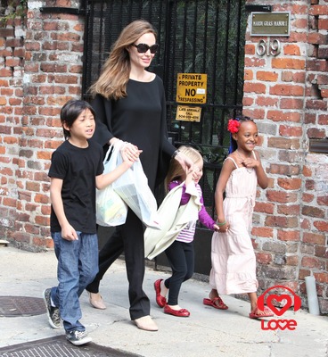 Анджелина Джоли на прогулке с детьми
