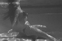 Ким Кардашиян устроила фотосессию под водой