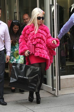 Леди Гага в жару нарядилась в шубу