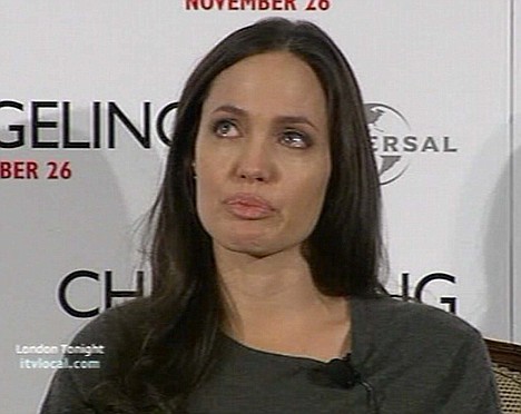 Анджелина Джоли плачет!