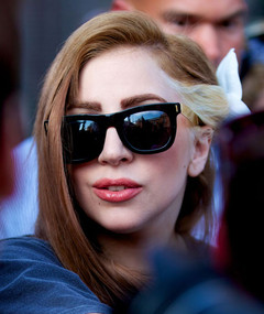 Леди Гага с каштановыми прядями волос 