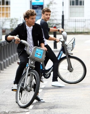 One Direction на велопрогулке