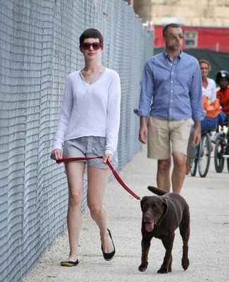 Энн Хэтэуэй предпочитает сама выгуливать свою собаку