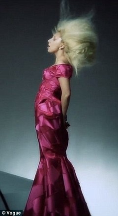 Леди Гагу отфотошопили для журнала Vogue
