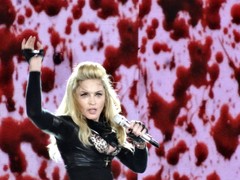 Мадонна поддержала Обаму надписью на спине