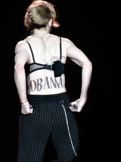 Мадонна поддержала Обаму надписью на спине