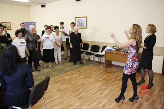 Юлия Савичева учит петь пенсионерок 
