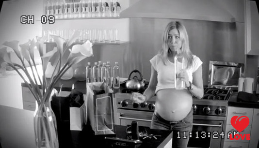 Дженнифер Энистон показала беременный живот
