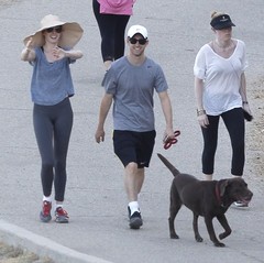 Энн Хэтэуэй и Адам Шульман выгуливают собаку 