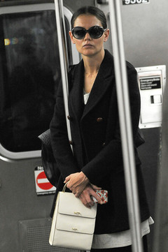 Кэти Холмс разъезжает на метро