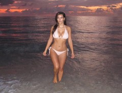 Ким Кардашиян в купальнике на восходе солнца