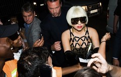 Металлический наряд Lady Gaga от Versace