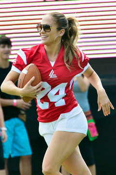 Дженнифер Лопес  сыграла в футбол