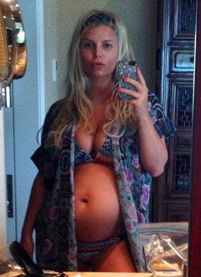 Беременная Джессика Симпсон сфотографировала себя в купальнике