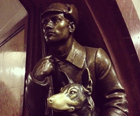 Собака на станции метро Площадь Революции