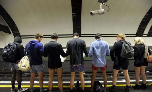 В 60 городах мира люди ездили в метро без штанов 			