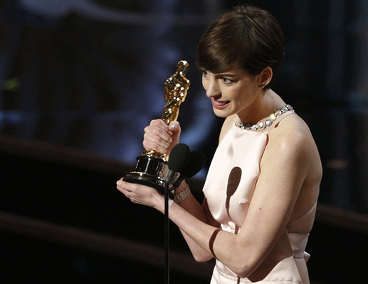 Энн Хэтэуэй извинилась за выбор платья для церемонии Оскар