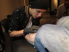 Джастин Бибер научился сам делать татуировки