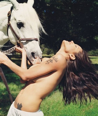 Фотографии  Анджелины Джоли выставили на продажу